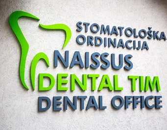 Natpis Naissus Dental Tim na zidu ordinacije